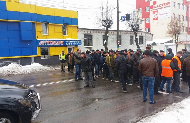 В Житомире дорожники перекрыли улицу Победы и требуют выплатить зарплату. ФОТО