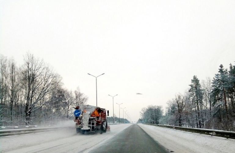 Из-за снегопада на дороги Житомирской области вывели более 50 единиц техники – ОГА