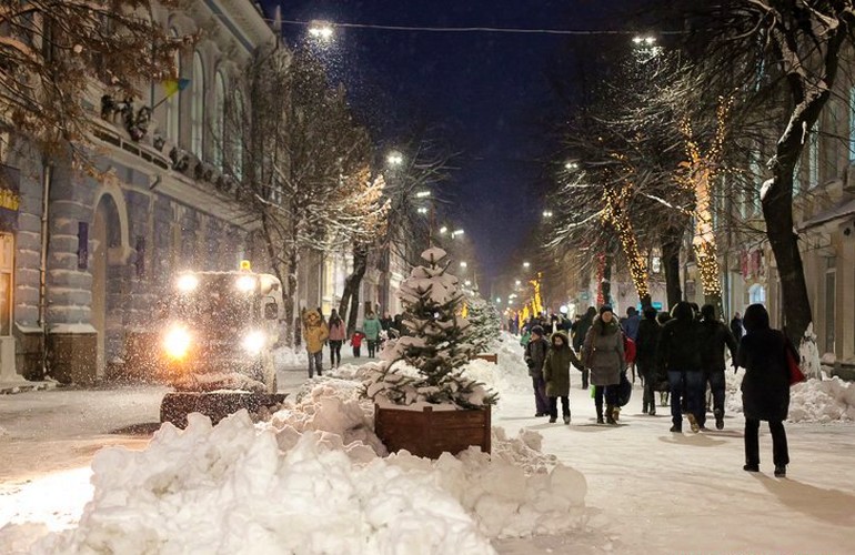 В центре Житомира включили праздничную новогоднюю подсветку. ФОТО