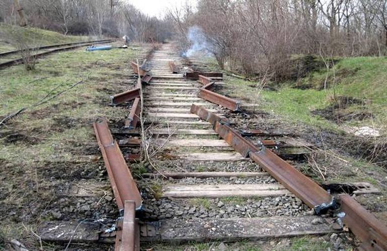 В Житомирской области два мужика украли с предприятия железнодорожные рельсы