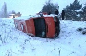  Из-за снегопада съехал в кювет и перевернулся пассажирский автобус «Житомир-<b>Радомышль</b>» 