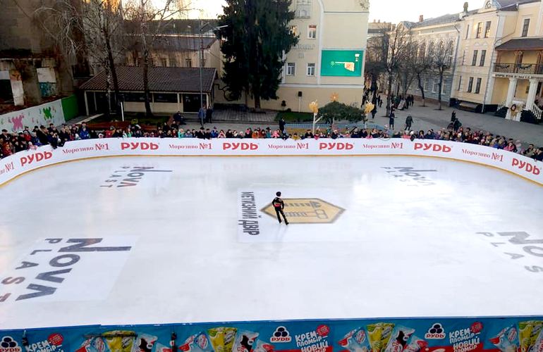 На коньках под открытым небом: в Житомире открылся праздничный ледовый каток. ФОТО