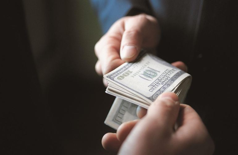 В Житомире задержали мужчину, который пытался дать следователю полиции $1000 взятки