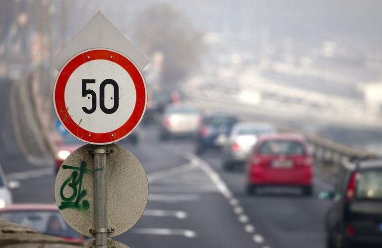 Ограничение скорости 50 км/ч: полисмены пока не будут штрафовать водителей в Житомире