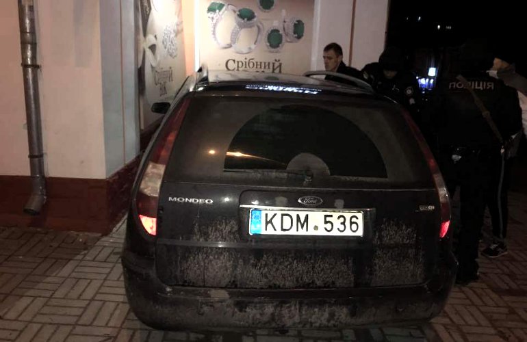 В Бердичеве пьяный водитель вылетел на тротуар и врезался в магазин. ФОТО