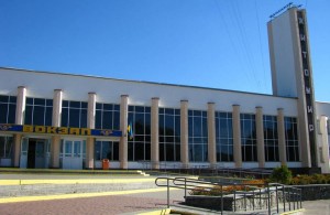 На вокзале в Житомире женщина с сообщниками ограбили мужчину