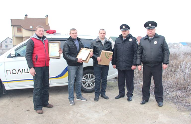 Житомирская полиция наградила мужчин, которые спасли от изнасилования девочку. ФОТО
