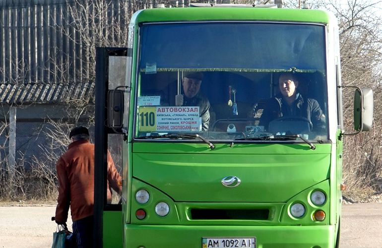 Жители пригорода Житомира угрожают перекрыть дорогу из-за стоимости проезда в маршрутке. ФОТО