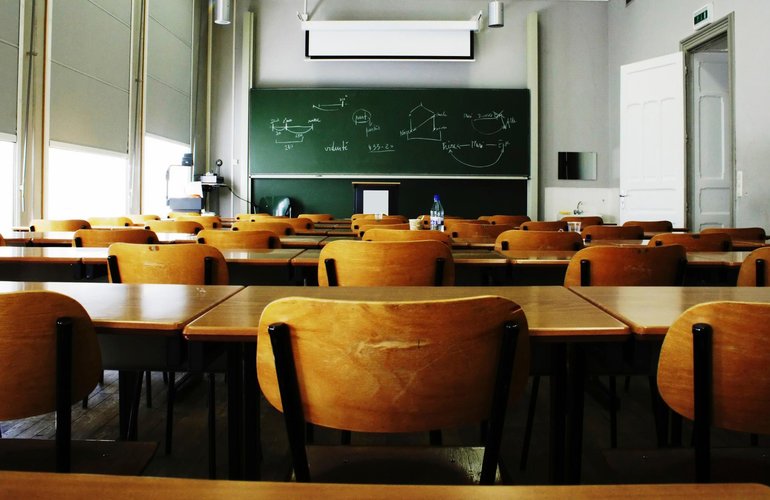 Управление образования прокомментировало слухи о продлении школьных каникул в Житомире