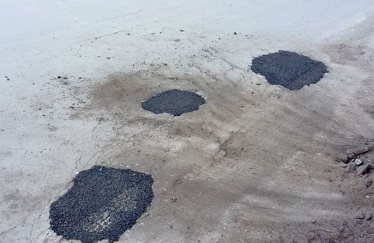 Ремонт посреди зимы: в Житомире ямы на дорогах покроют «холодным асфальтом». ФОТО