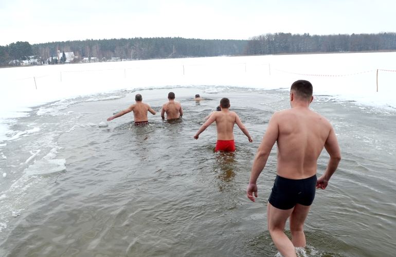 Сотни житомирян, искупавшись в ледяных водах Тетерева, отметили Крещение Господне. ФОТО