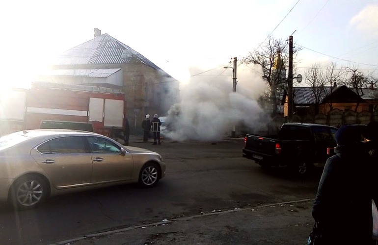 В Житомире возле Подольской церкви загорелся автомобиль «Таврия». ВИДЕО