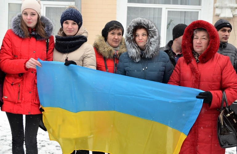 День соборности: В Житомире создали «живую цепь» на Михайловской и развернули огромный флаг. ФОТО