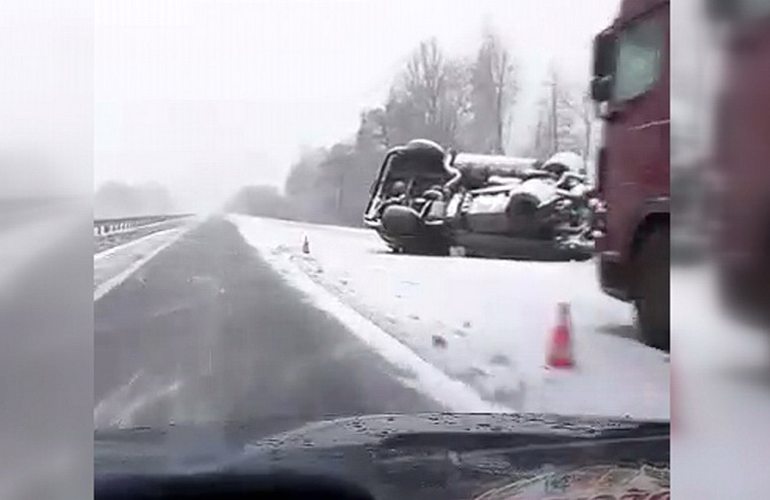 На трассе Киев-Чоп в Житомирской области перевернулся грузовик