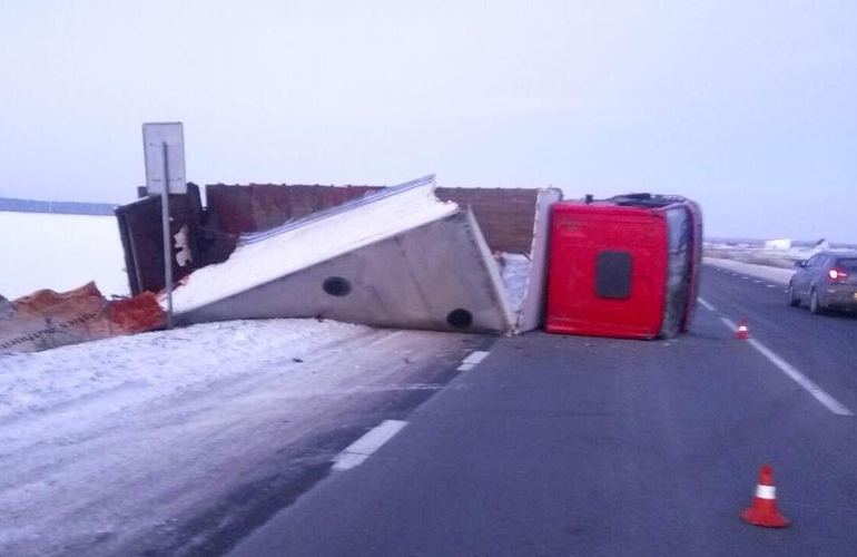 Два грузовика столкнулись на трассе под Житомиром, есть пострадавшие. ФОТО
