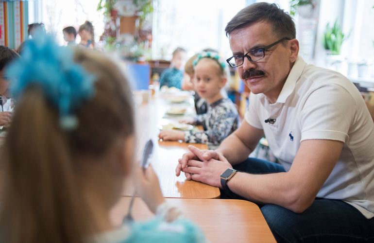 Усатый нянь: мэр Житомира на один день стал воспитателем в детсаду. ВИДЕО
