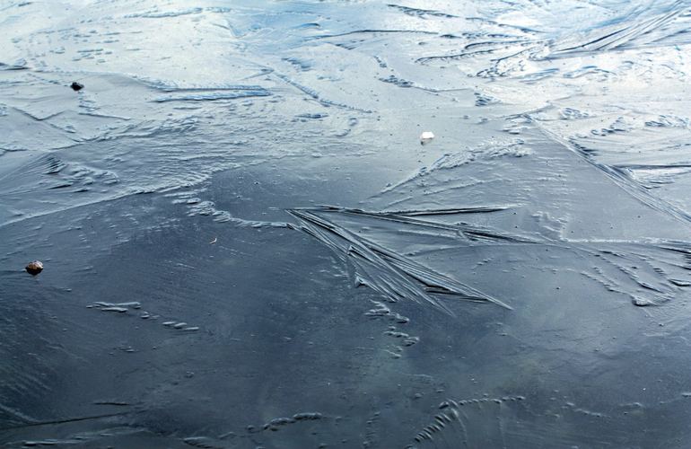Осторожно – тонкий лед! Горсовет предупреждает житомирян об опасности на водоемах