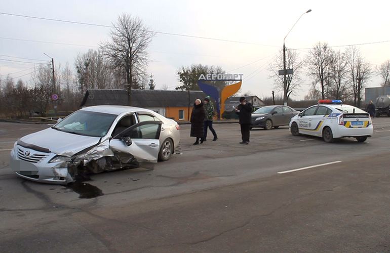 ДТП в Житомире: возле аэропорта столкнулись сразу три авто. ФОТО