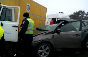 Джип Toyota RAV4 врезался в машину «Укрпочты», двух мужчин госпитализировали