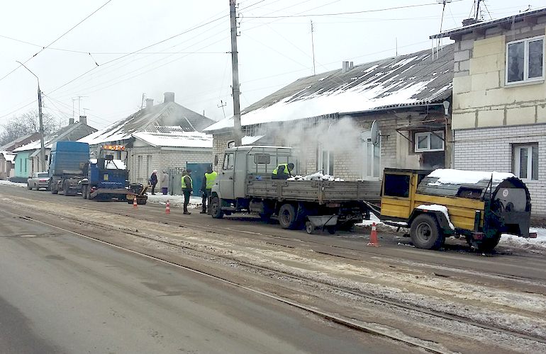 В Житомире дорожники занялись ямочным ремонтом улицы Бориса Тена. ФОТО