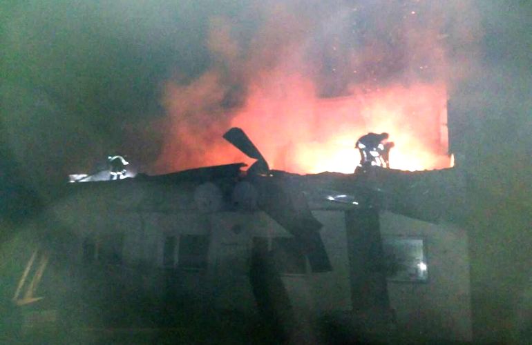 В Житомирской области тушили пожар на деревообрабатывающем предприятии