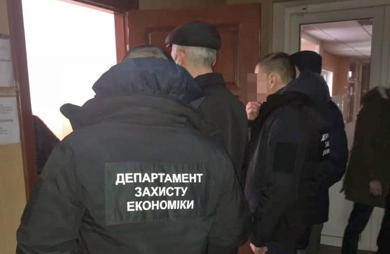 На взятке в 10 000 гривен попался сотрудник исполнительной службы Житомирской области