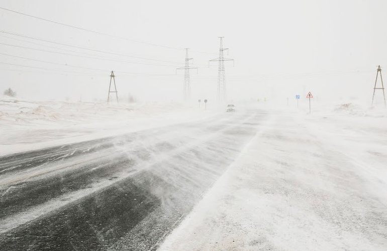 Непогода на Житомирщине: водителей предупреждают о сильном снеге и гололедице