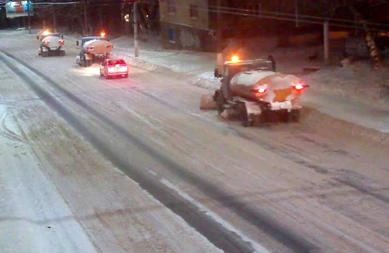 Коммунальщики рассказали, как ночью улицы Житомира убирали от снега. ФОТО