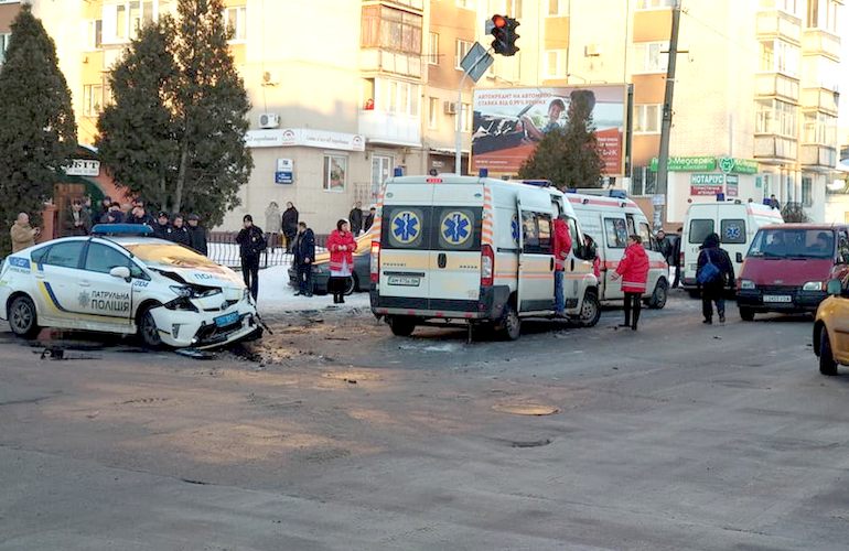 ДТП в Житомире: автомобиль полиции столкнулся с BMW. ФОТО