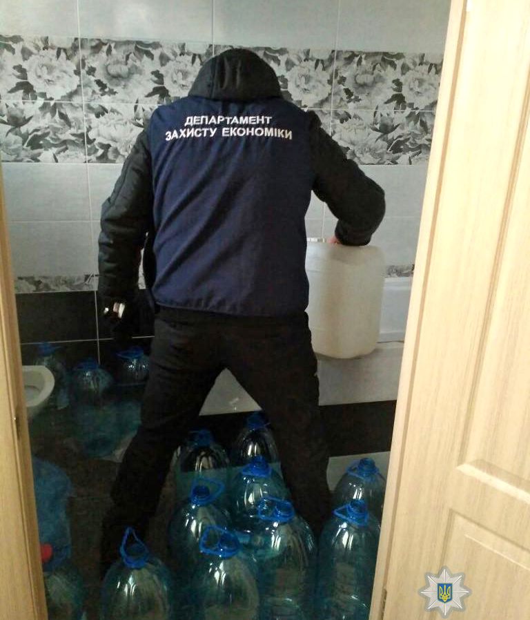 Нелегальный водочный мини-завод накрыли полицейские в Житомире