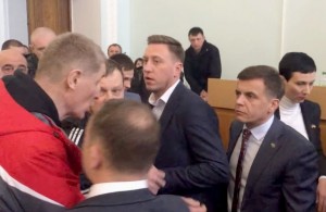  «<b>Мэр</b> меня ударил!» Активист Котвицкий заявил, что <b>мэр</b> Житомира Сухомлин избил его на сессии депутатов 