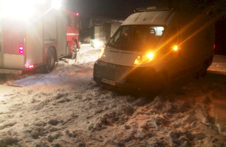 За сутки в Житомирской области спасатели освободили из снежных ловушек 4 авто и «скорую»