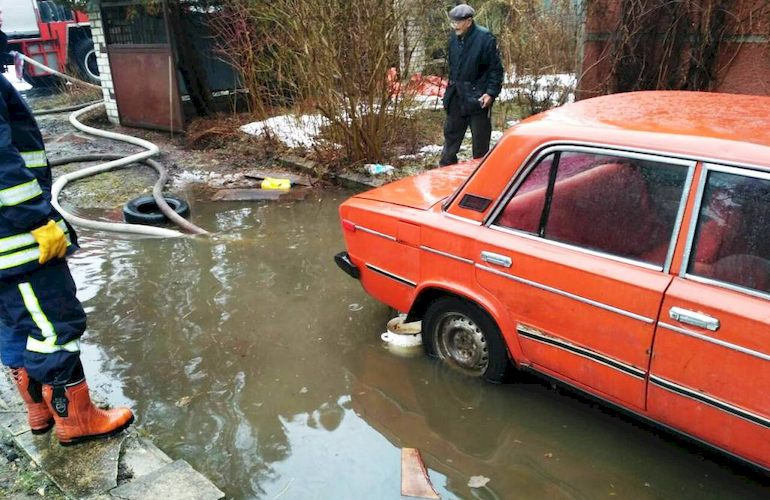В Житомире спасатели откачивают воду из затопленных домов и дворов. ФОТО
