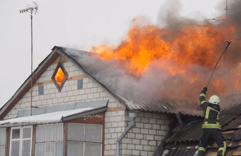 Возле водоканала в Житомире пылал двухэтажный жилой дом. ФОТО