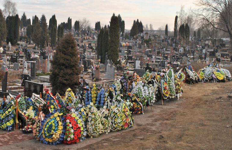 Исполком призывает житомирян не нести на кладбища искусственные цветы