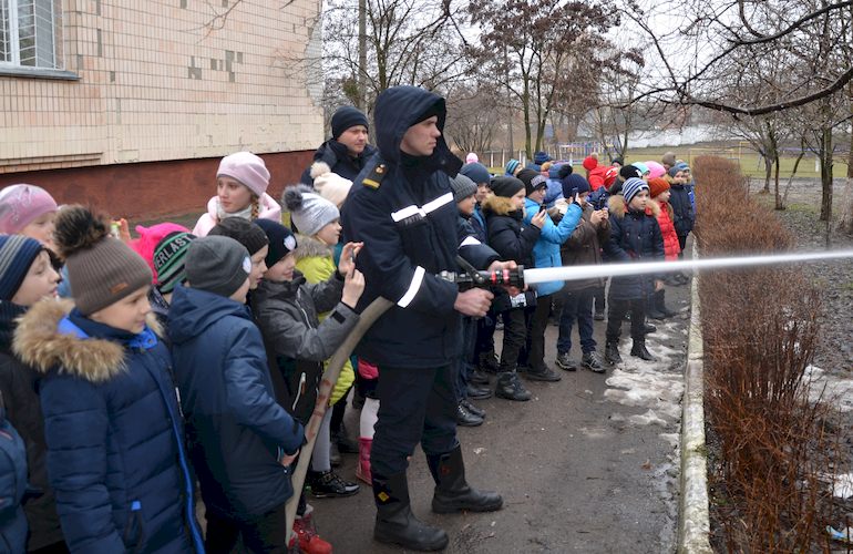 Спасатели и работники «Житомиргаза» рассказали школьникам, как действовать в экстренной ситуации. ФОТО