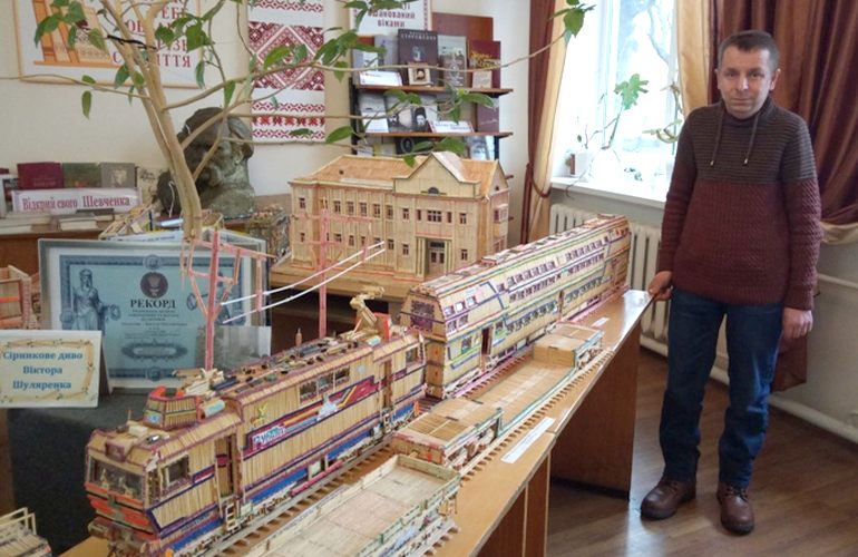 Коростенский мастер создал из спичек самый большой макет поезда. ФОТО