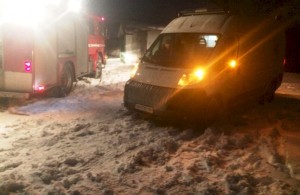  За сутки в Житомирской области <b>спасатели</b> освободили из снежных ловушек 4 авто и «скорую» 