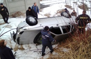 ВАЗ-2110 съехал в кювет и перевернулся, два человека оказались заблокированными в автомобиле. ФОТО