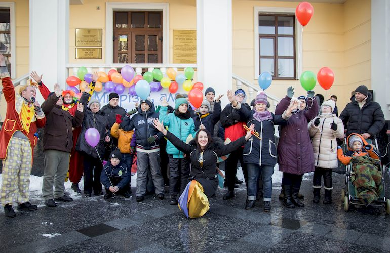 В Житомире на Михайловской провели праздник для «солнечных» детишек. ФОТО