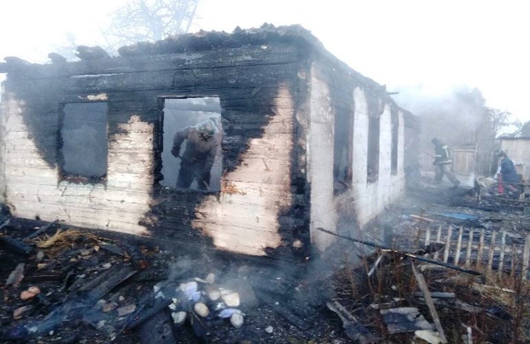 На пожаре в Житомирской области погибли двое детей, еще троих удалось спасти. ФОТО