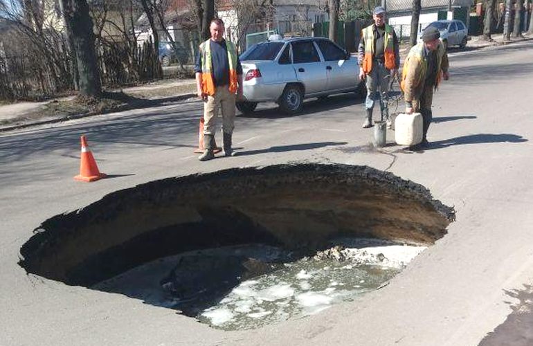 В Житомире посреди улицы образовалась огромная яма. ФОТО