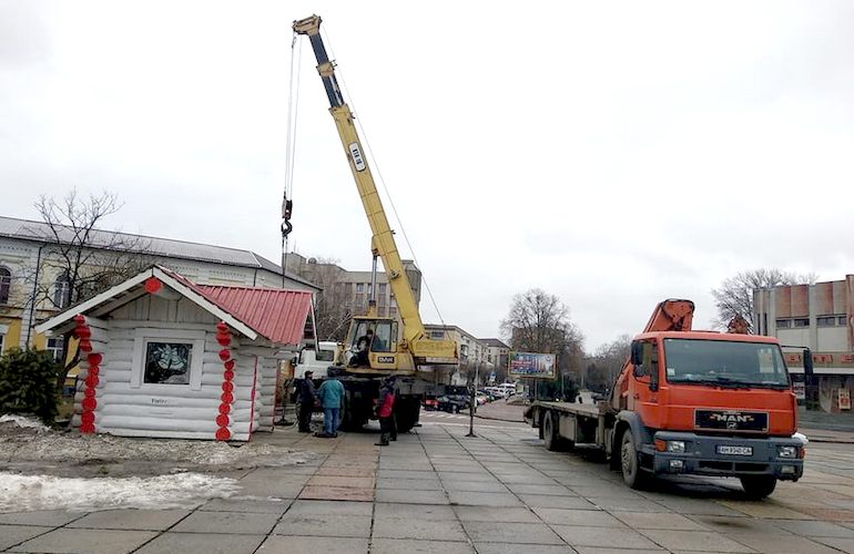 Полисмены оштрафовали в Житомире водителей грузовиков, которые перевозили домик Святого Николая. ФОТО