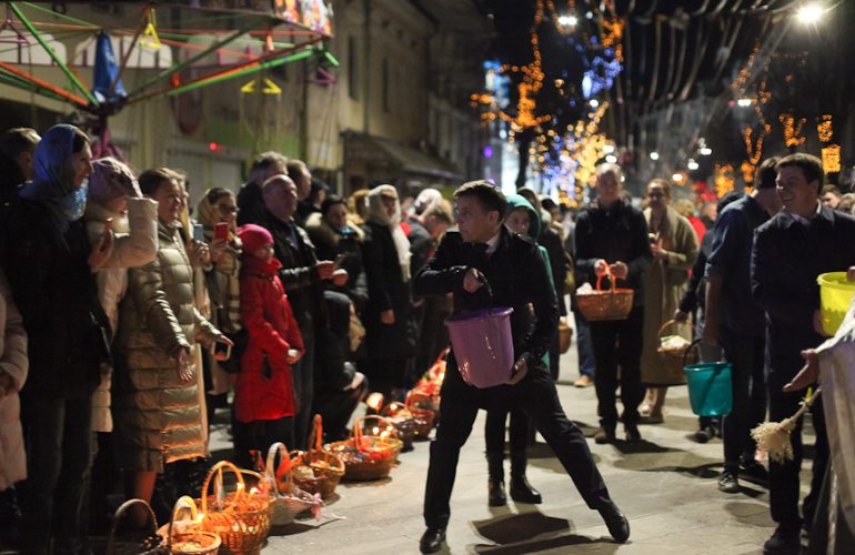 Пасха 2018: как жители Житомира освящали праздничные корзинки. ФОТО