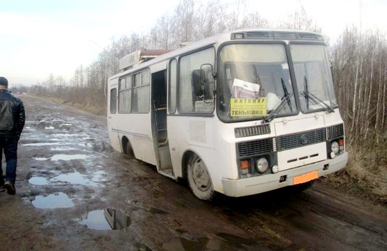 Автобус с пассажирами застрял в грязи на одной из «дорог» Житомирщины. ФОТО