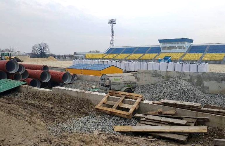 В Житомире на центральном стадионе продолжаются строительные работы. ФОТО