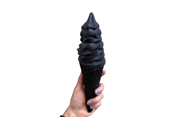 Модный тренд. Житомирский маслозавод «Рудь» выпустил черное мороженое с углем. ФОТО