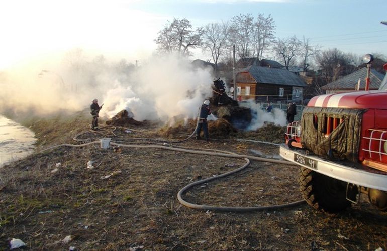 В Житомирской области загорелся грузовик, перевозивший солому. ФОТО