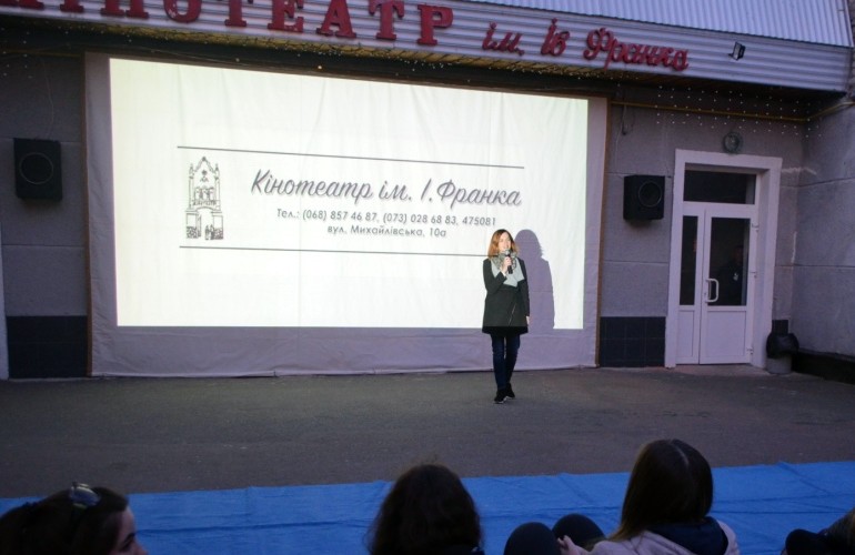 В Житомире зрителям кинотеатра под открытым небом решили раздавать наушники
