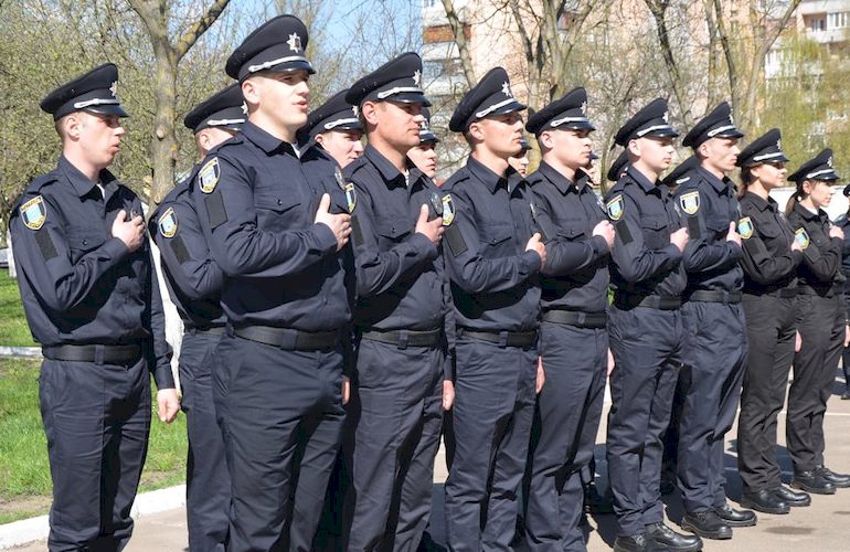 В Житомире приняли присягу 16 патрульных полицейских. ФОТО